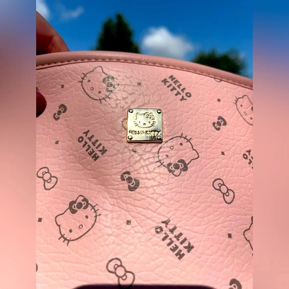 Hello Kitty Pink Crossbody Bundle - Picture 4 of 15